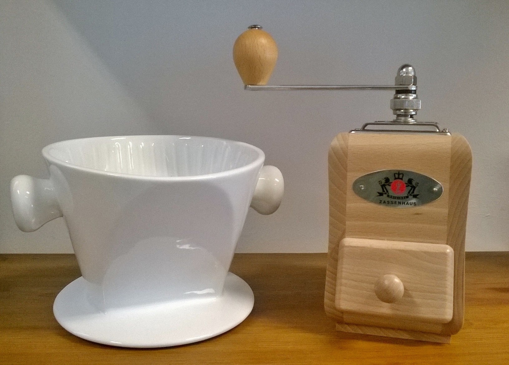 Porzellan-Kaffeefilter und Zassenhaus Kniemühle aus Buchenholz